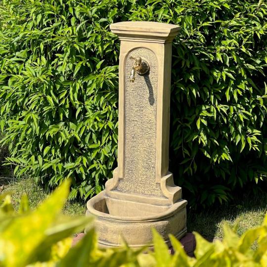 klasicky zahradny kut mediteransky rustikalny mrazuvzdorny zahradny vodny stand vintage kamen kut zahradny doplnok provence lameridiana interier.jpg